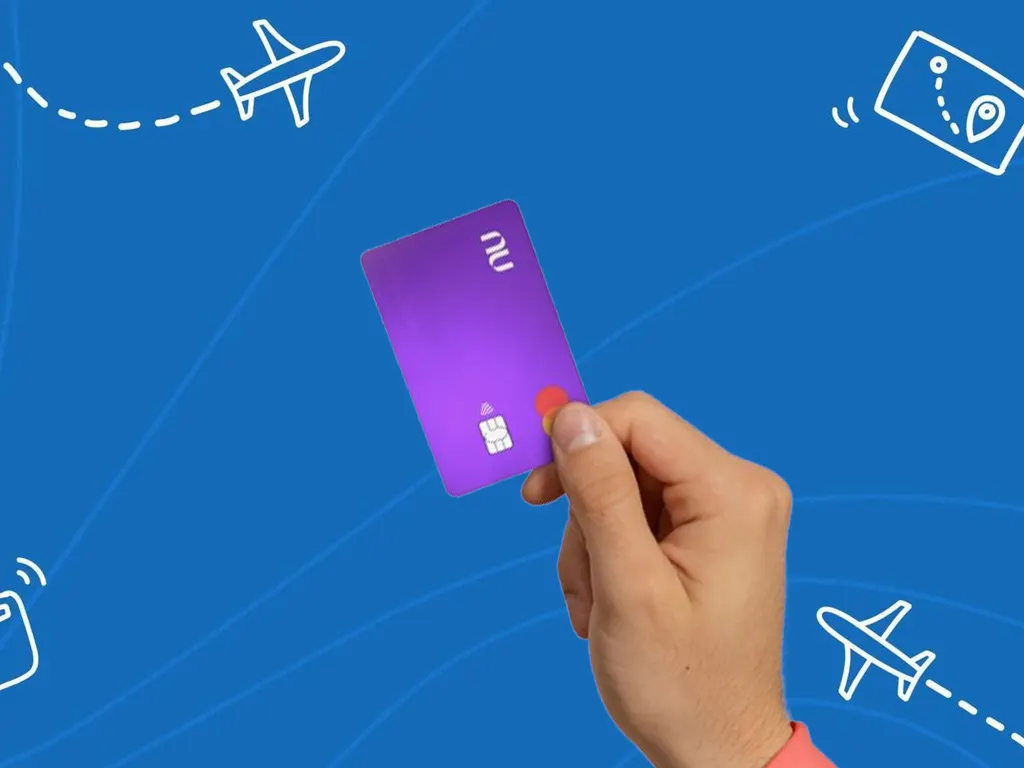 Persona revisando tarjetas de crédito y débito junto a una maleta lista para viajar desde México